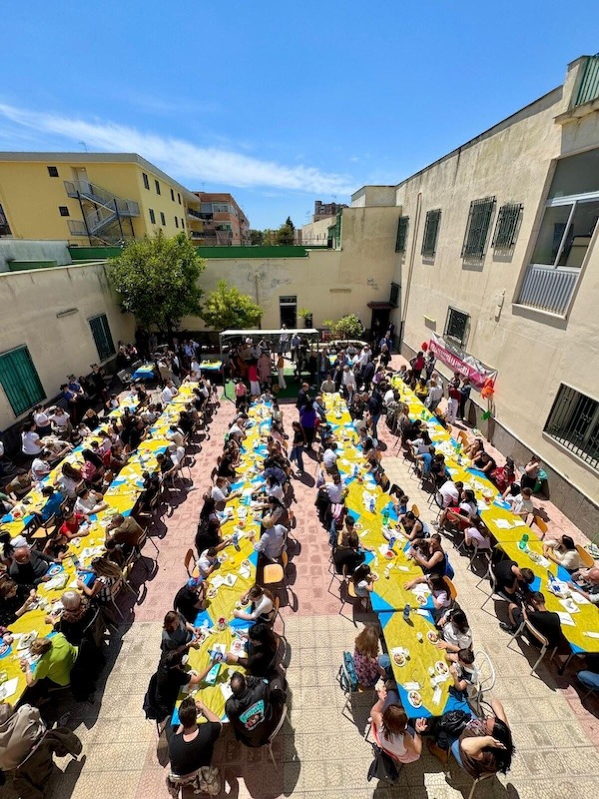 250 persone unite a tavola: un pranzo che cambia Napoli | L'incredibile potere della comunità in azione! -
