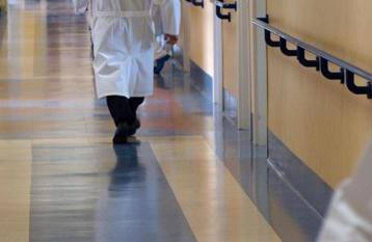 Piacenza, abusi e violenze su colleghe: arrestato primario -