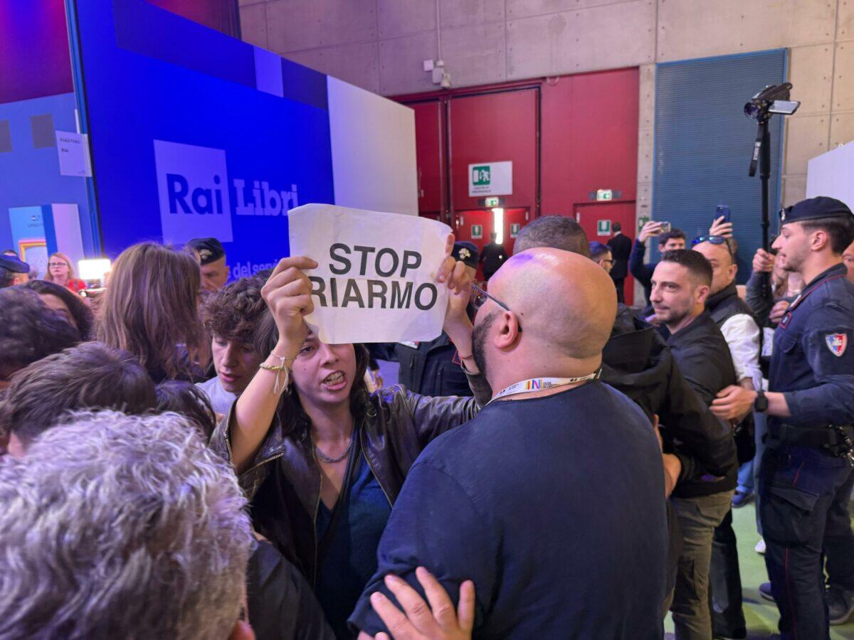 Controversia al Salone del Libro | Il ministro Crosetto sotto accusa per le spese belliche! - 