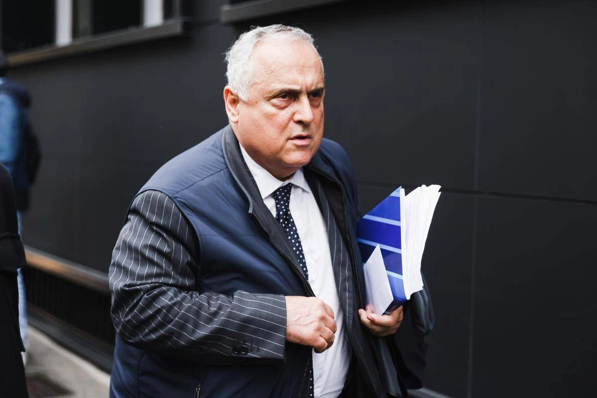 Lotito in questura, presenta denuncia dopo video telefonata virale sui social: "Mio cellulare clonato" - 