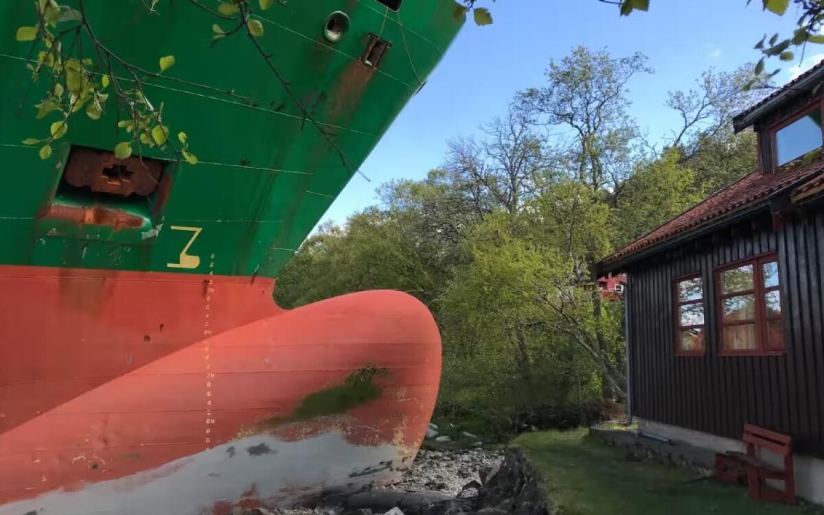 Una nave cargo di 135 metri si arenò nel giardino | Ecco cosa potrebbe nascondere questo incredibile incidente! - 