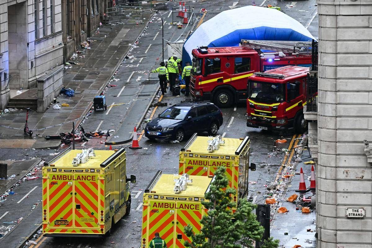 Liverpool, auto sulla folla durante festa per vittoria scudetto: 50 feriti, due sono gravi - 