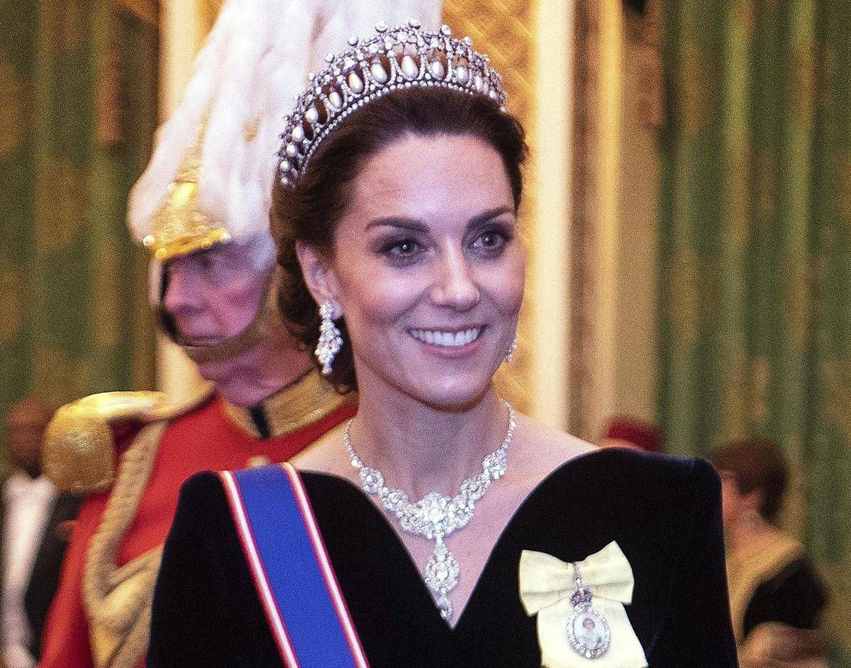 Kate e la visita di Stato di Macron, cosa indosserà e cos'è il Nodo degli innamorati? - 