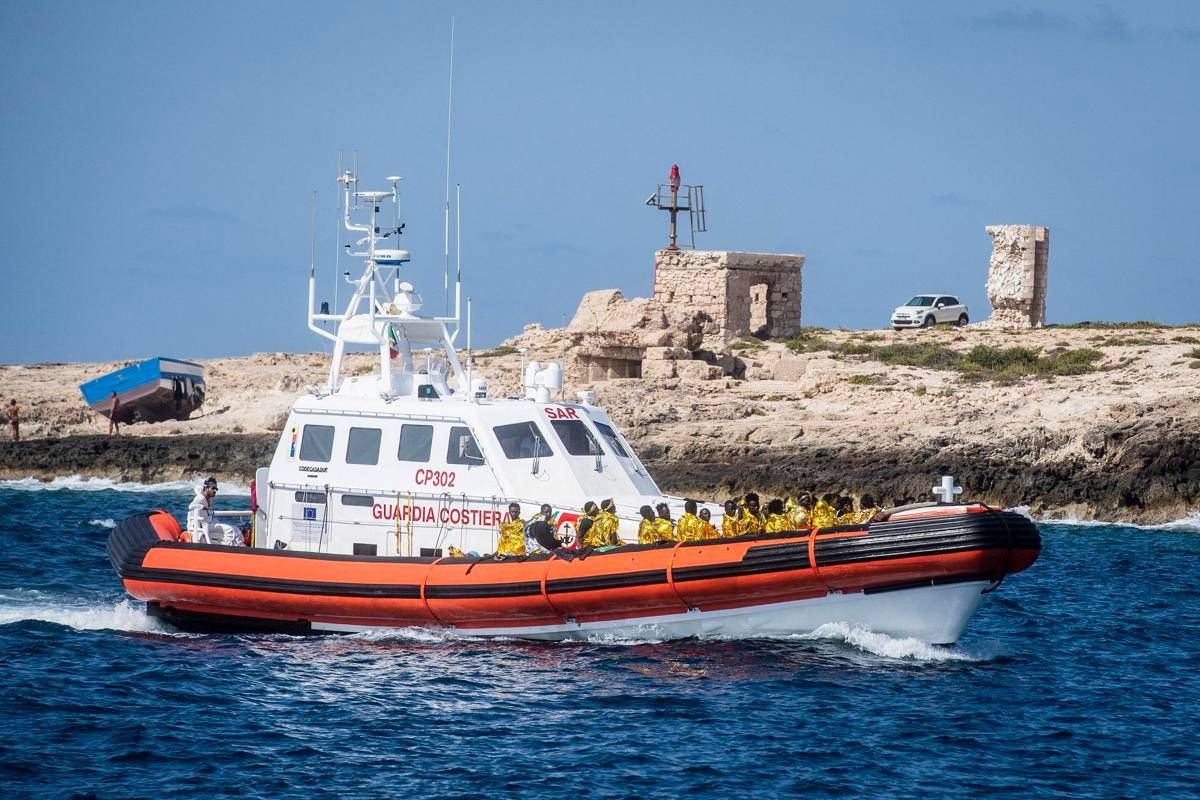Migranti, recuperati in mare a Lampedusa tre corpi: due sono bambini -