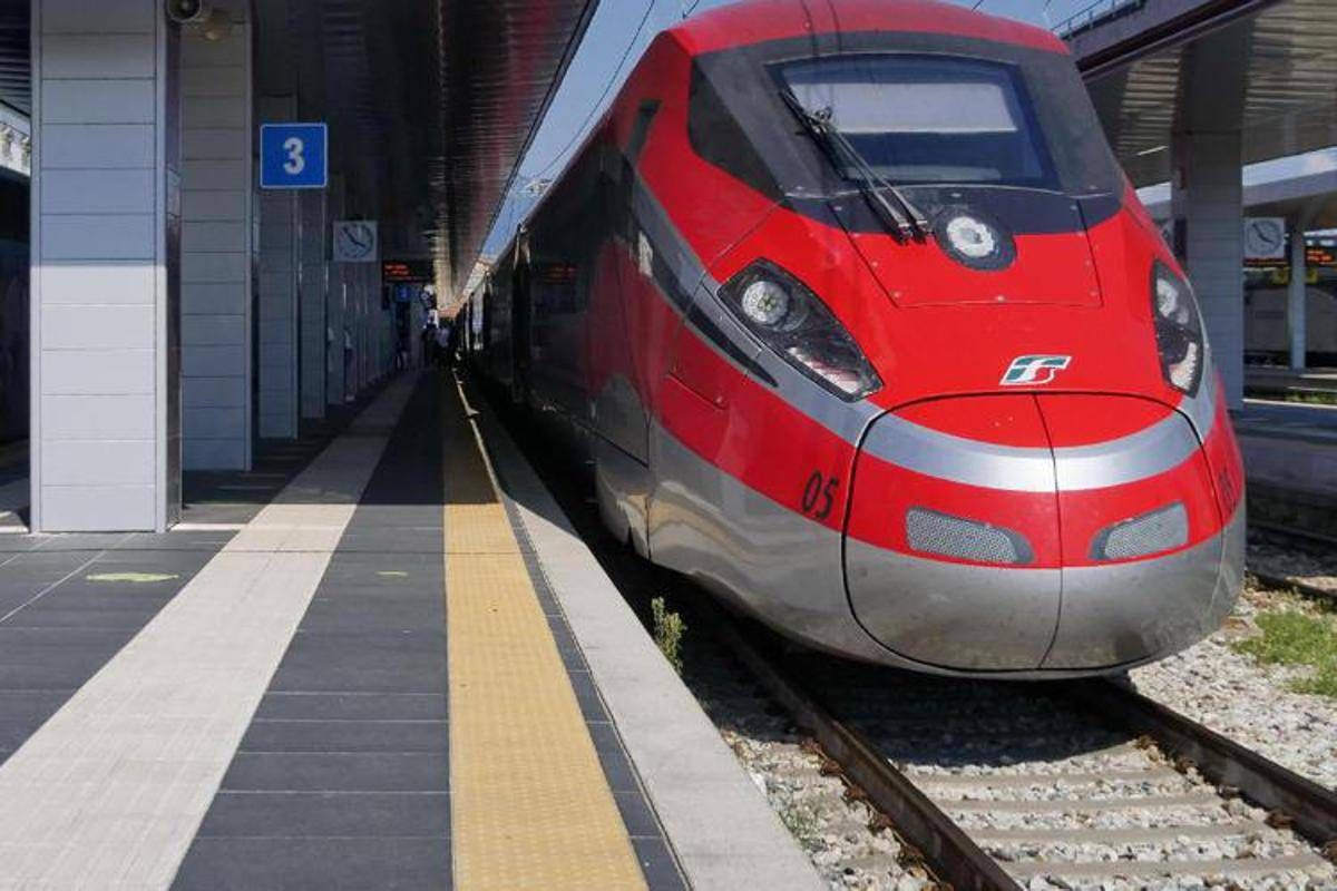 Treni, sciopero nazionale del personale Fs il 23 maggio: orario, chi si ferma -