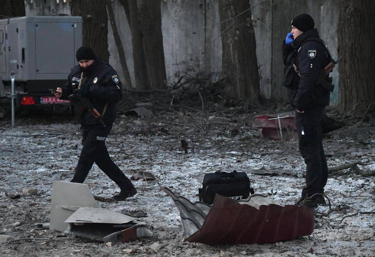 Ucraina, polizia: "Uomo spara vicino a Kiev, diversi morti" -