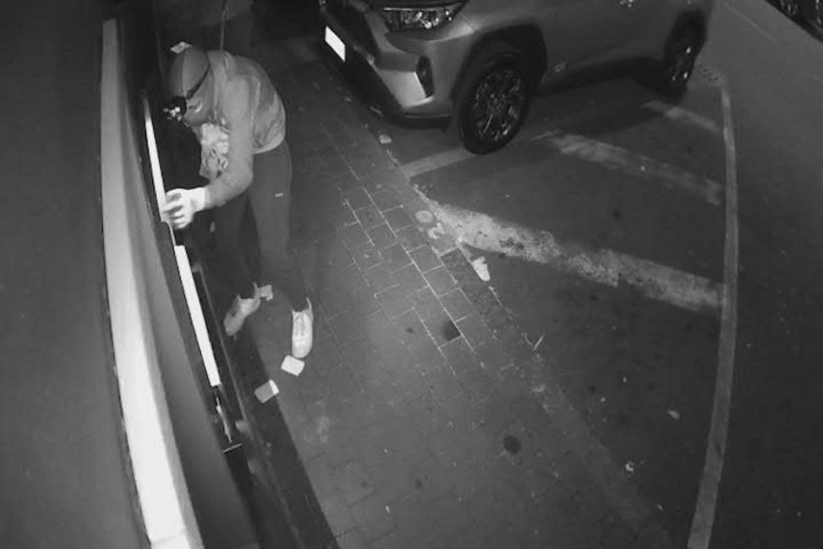 Colpo con esplosivo, il bancomat salta in aria - Video -
