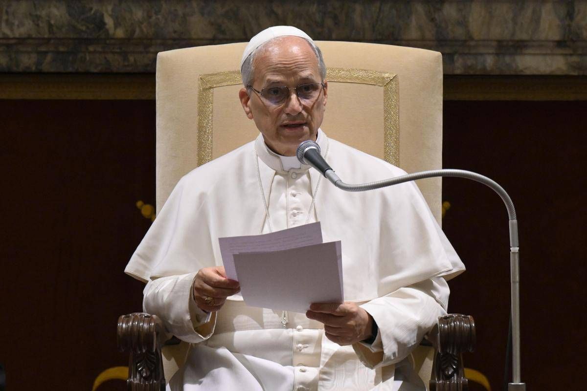 Papa ai diplomatici: "Basta armi. Dignità per i migranti. Famiglia è unione di uomo e donna" - 