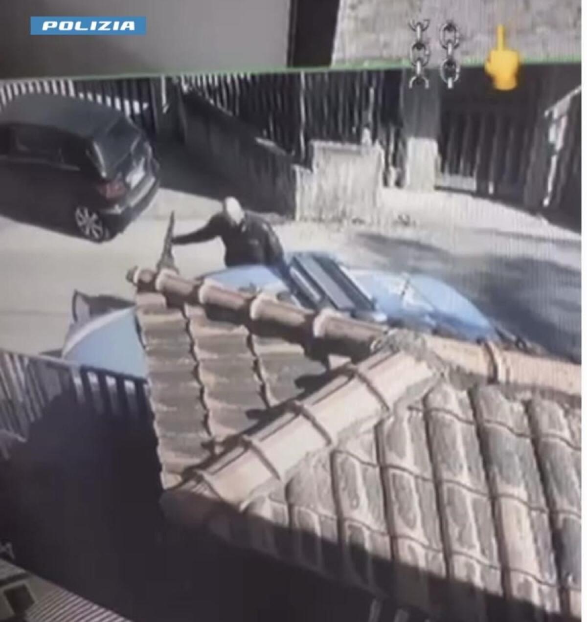 Un giovane di Catania sfida la Polizia in diretta social | Ma cosa ha fatto davvero? -