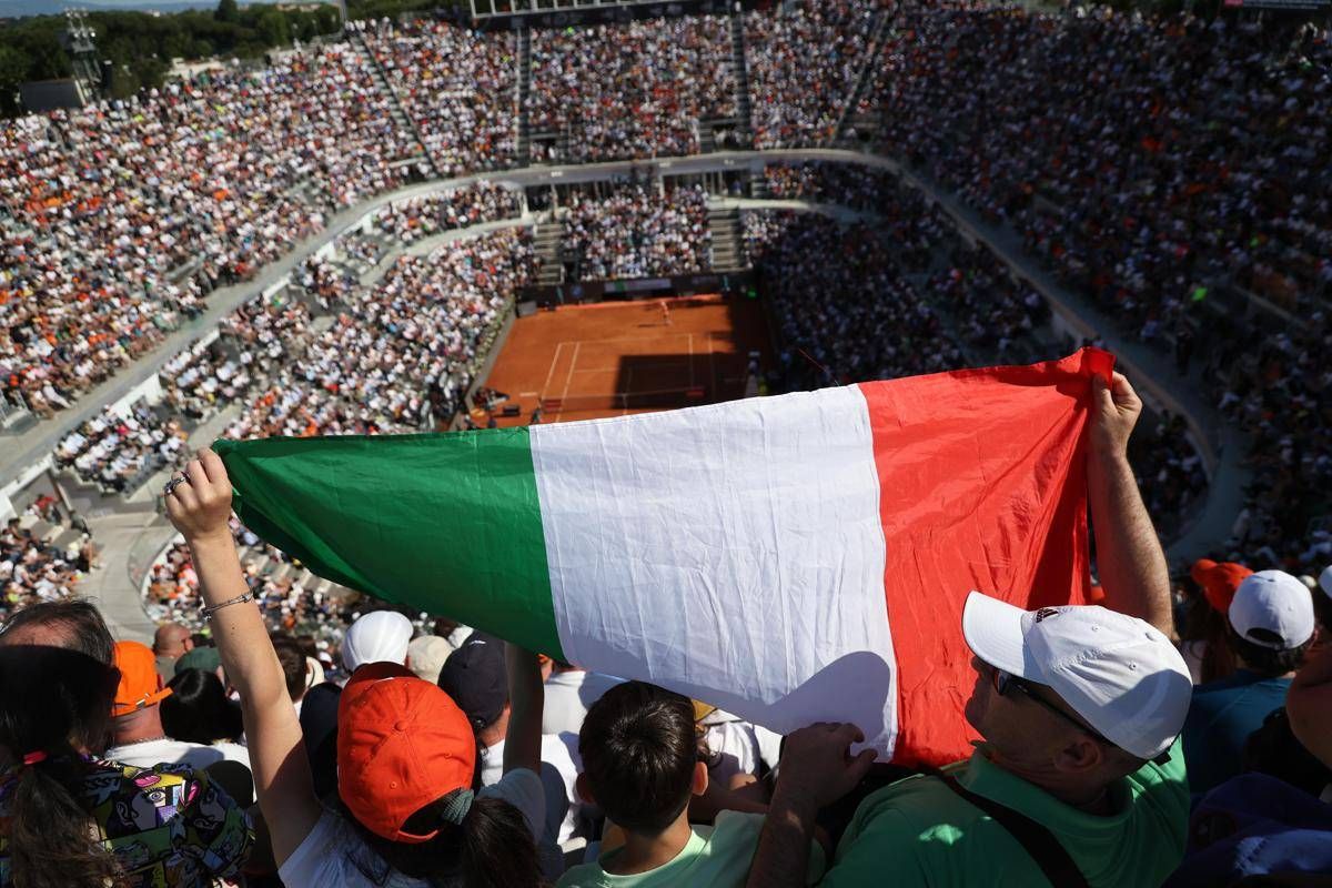 Sinner, un bambino 'carota' e un "forza Juve" per Bastoni: cori e cartelloni al Foro -
