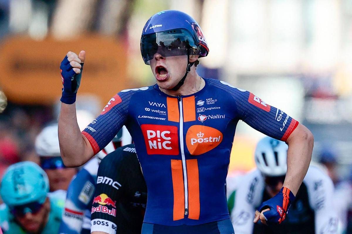Giro d'Italia, a van Uden la quarta tappa in volata. Pedersen resta in maglia rosa - 