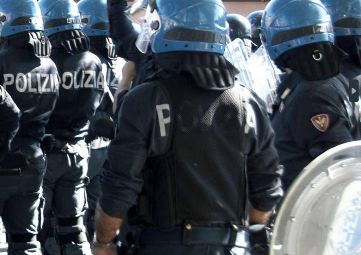Dl sicurezza, tensioni manifestanti-polizia a protesta Roma. Governo pone fiducia -