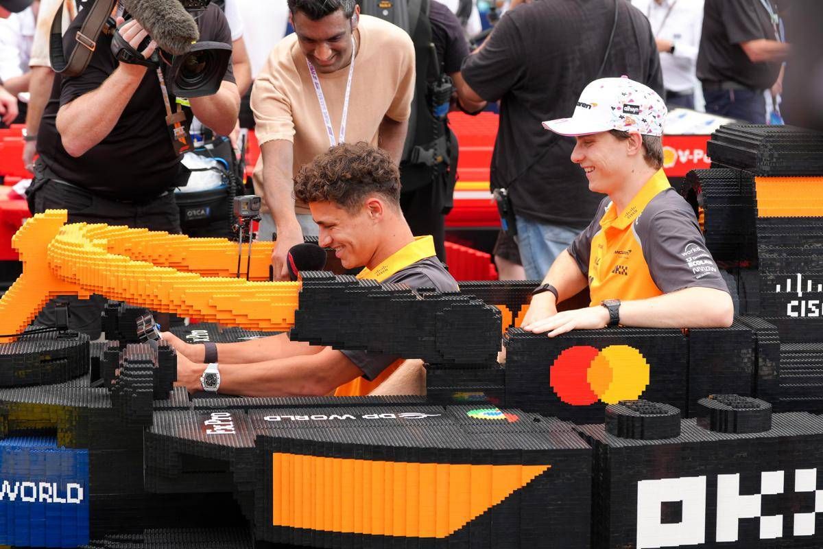 Formula 1, piloti in pista con macchine di... Lego. E pezzi di McLaren volano via - Video -