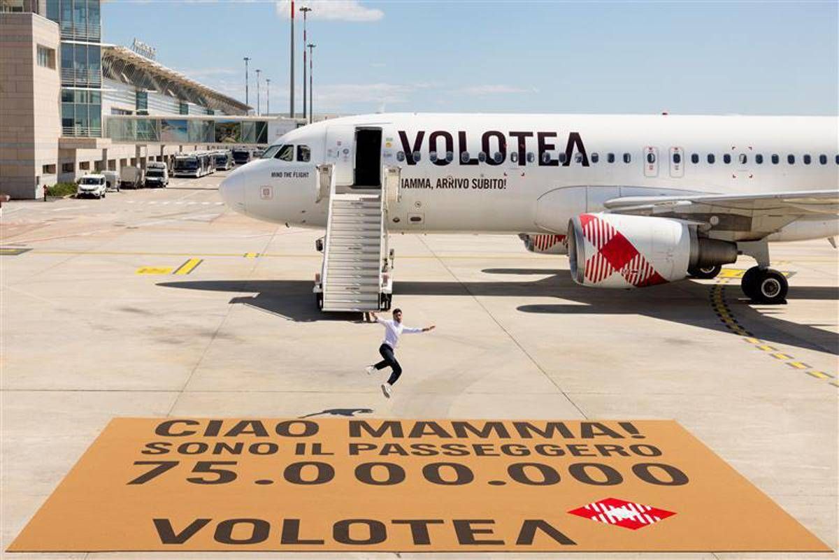 Volotea, a Olbia il tappeto di benvenuto più grande del mondo per il passeggero 75.000.000﻿ - 