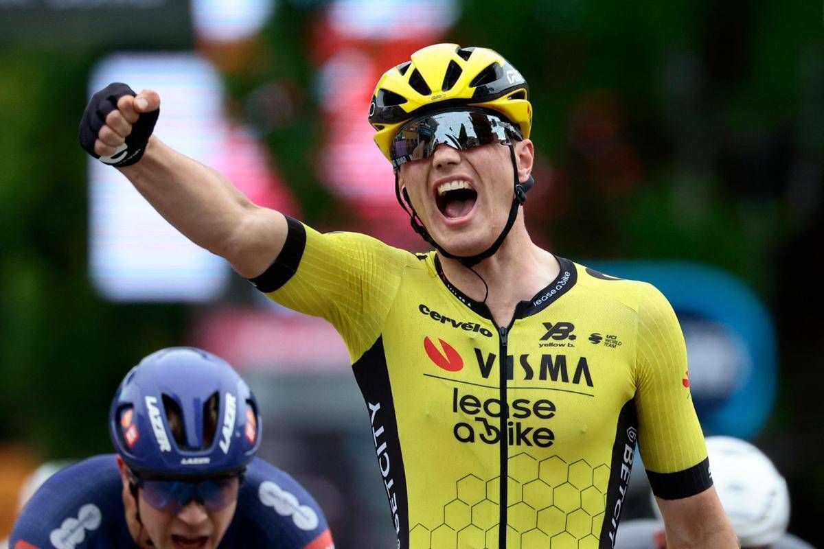 Giro d'Italia 2025, Kooij vince in volata la dodicesima tappa. Del Toro ancora rosa - 