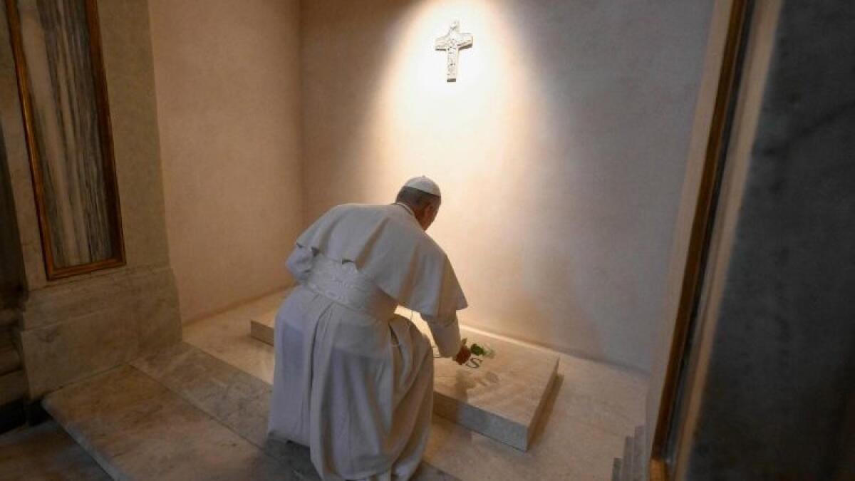 Leone XIV visita il Santuario e posa una rosa sulla tomba di Francesco | Scopri il messaggio profondo che sta sorprendendo tutti! -