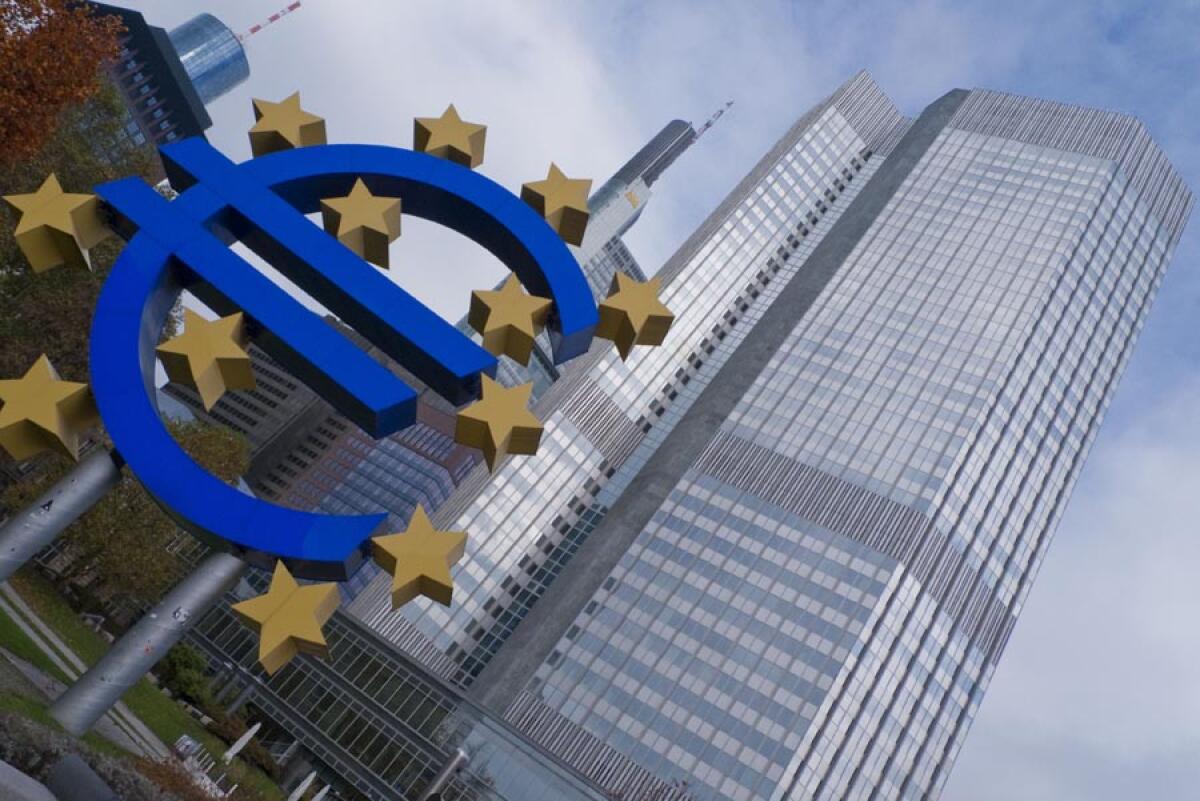 Bce lancia allerta: l'economia europea in crisi | I consumatori si preparano a chiudere i cordoni della borsa? -