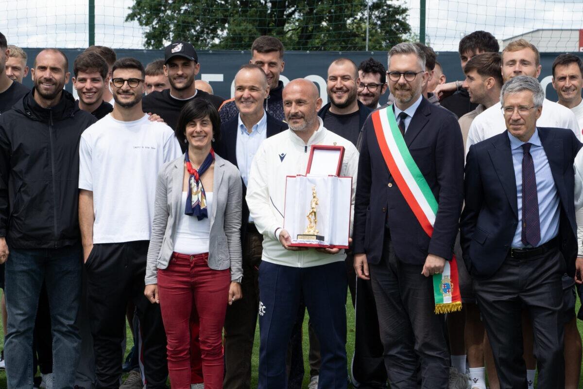 Bologna celebra il suo mister con un Nettuno d'oro | Ma il futuro è davvero garantito? -