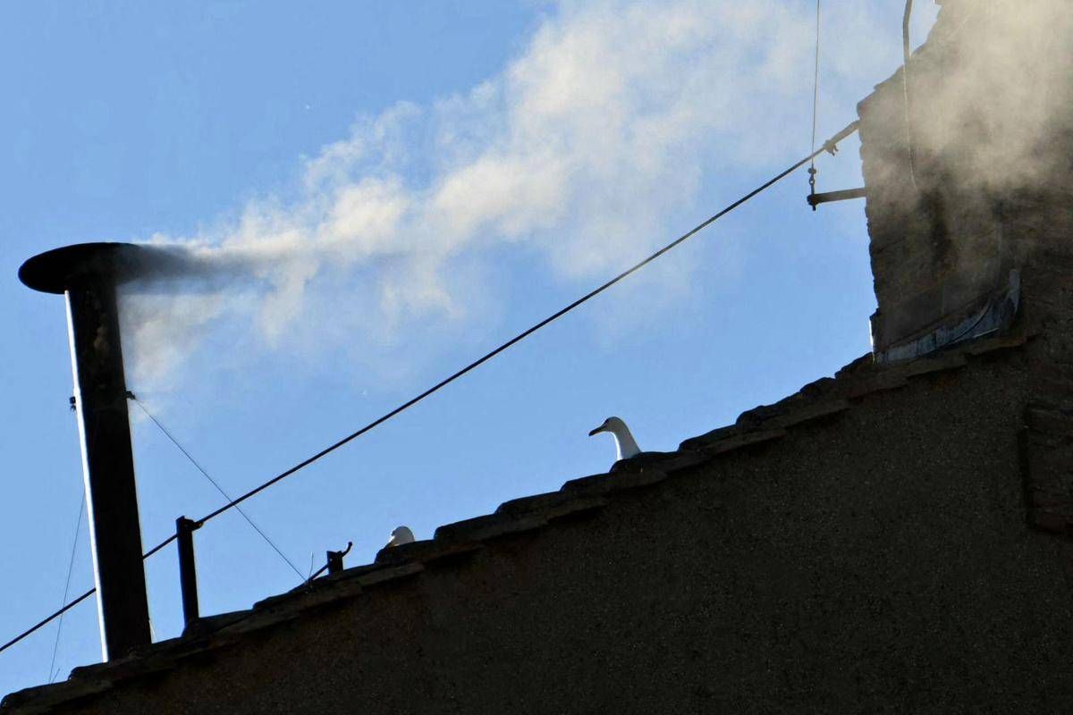 Conclave, la fumata è bianca: la Chiesa ha un nuovo Papa - 
