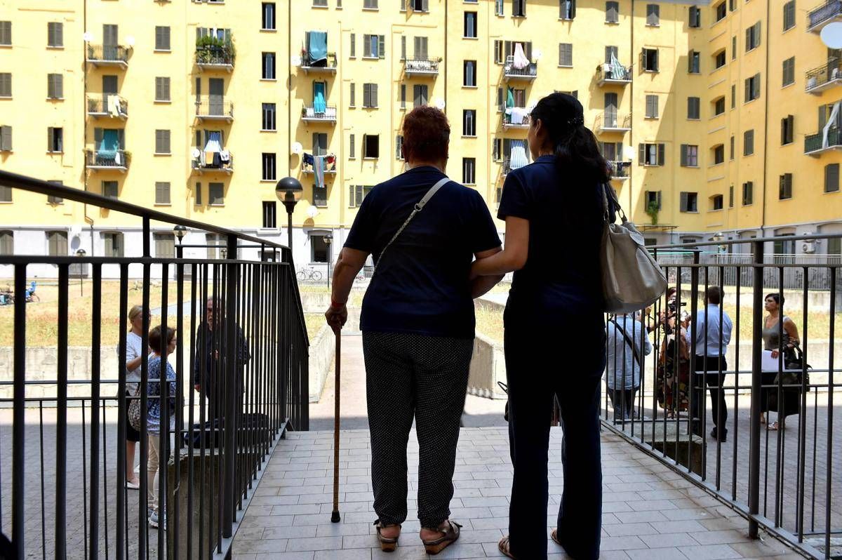 Lavoro domestico, economia invisibile: 1,6 mln di persone occupate, 50% irregolari -