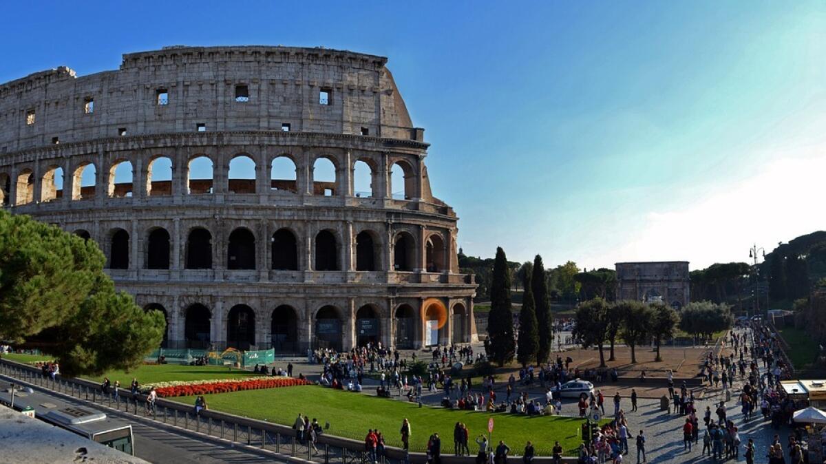 Turista scavalca la recinzione del Colosseo e resta infilzato | Un destino fatale o solo una svista? -