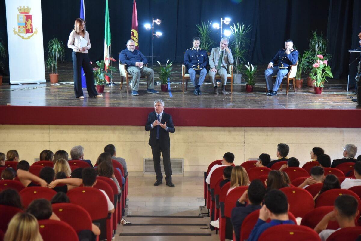 Polizia di Ragusa lancia una rivoluzione nelle scuole | Scopri perché i giovani stanno rispondendo così! -