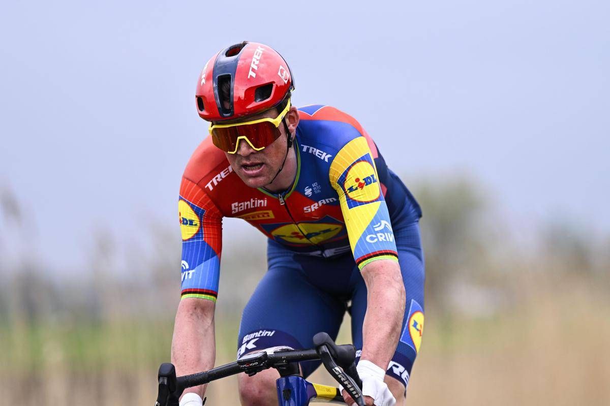 Giro d'Italia, Pedersen vince la terza tappa e torna in maglia rosa -