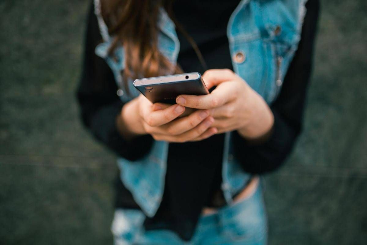 Usare i social deprime i teenager, l'alert in uno studio - 