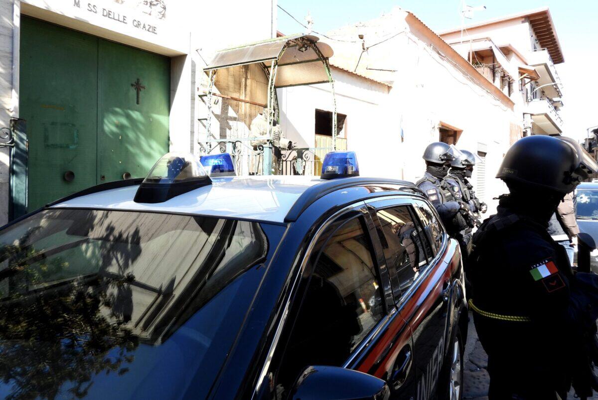 Cocaina scoperta in cimitero: chi si nasconde dietro a questo intrigo? - 