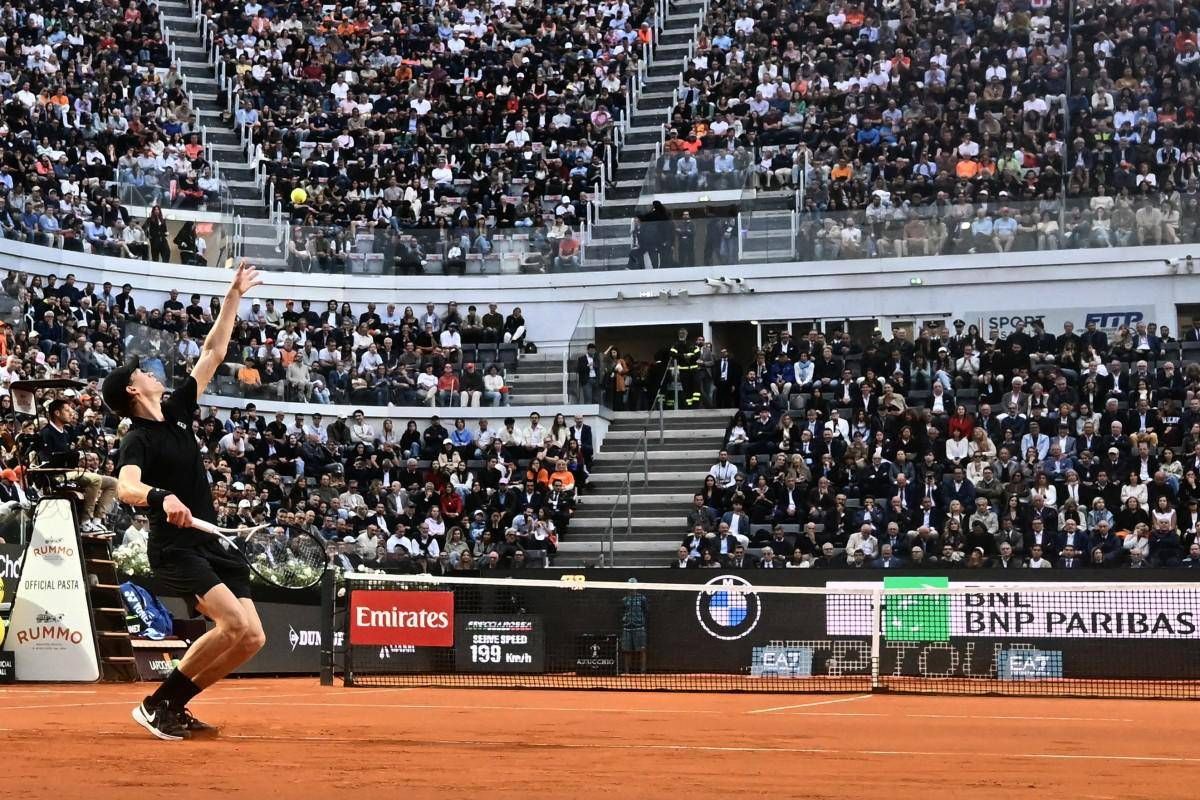 Sinner, un braccio di ferro arancione e il tifo per... Ruud: cori e cartelloni al Foro -