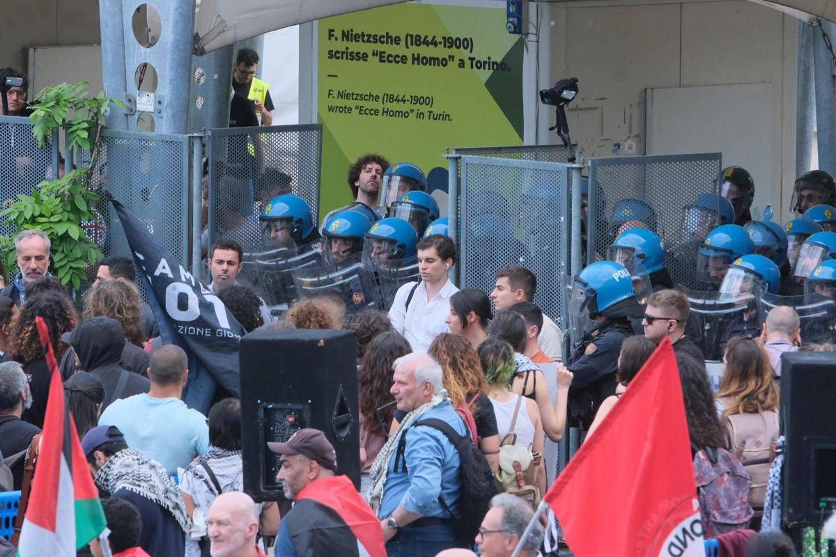 Pro Pal tentano di entrare al Salone del Libro di Torino, tensioni con polizia - 