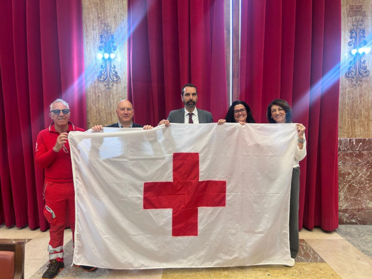 Bandiera della Croce Rossa in Comune di Messina | Perché il sindaco Basile sta cambiando il volto della solidarietà? -