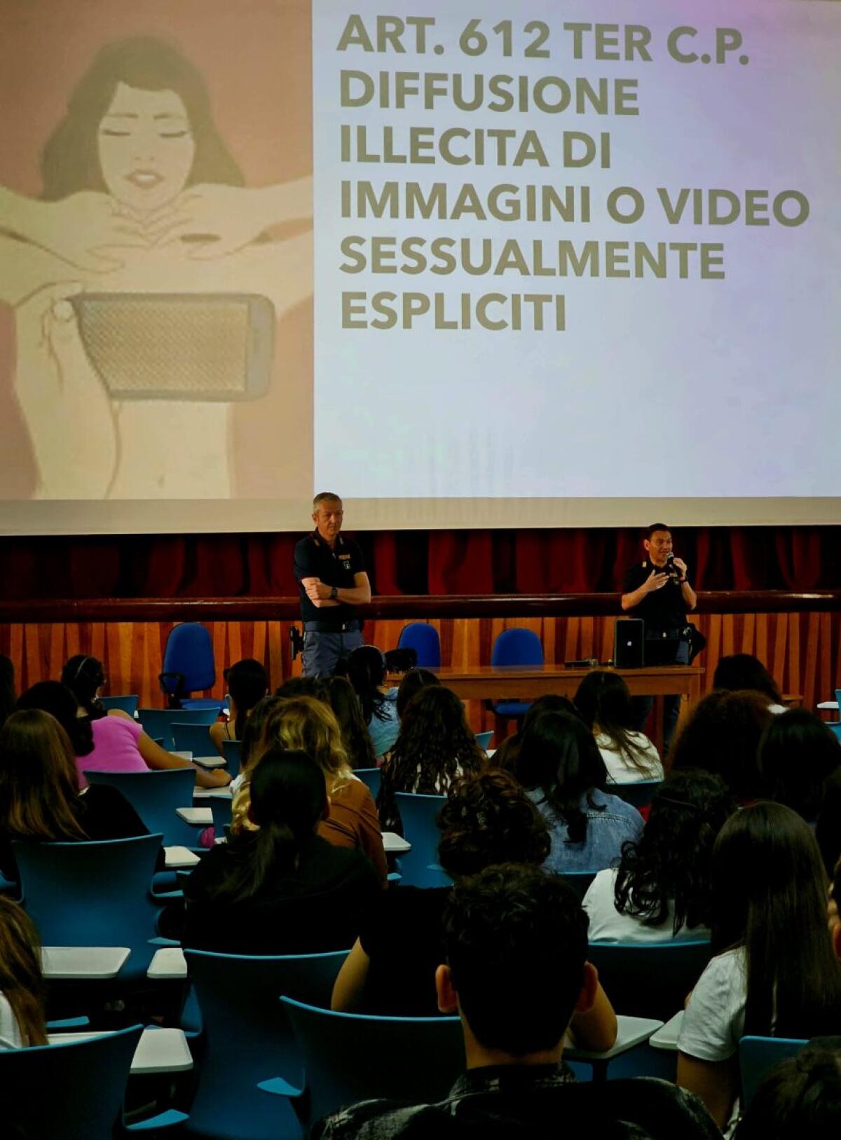 Polizia di Catania lancia allerta sul revenge porn | I giovani possono davvero sentirsi protetti?