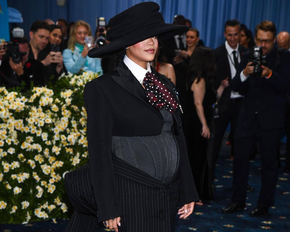 Rihanna incinta, l'annuncio con pancione al Met Gala -