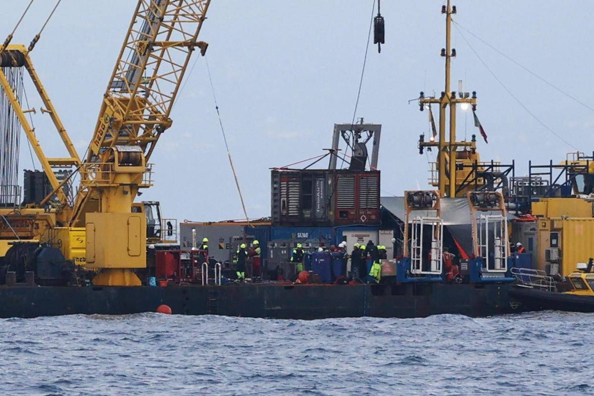 Bayesian, recuperato il boma del veliero -