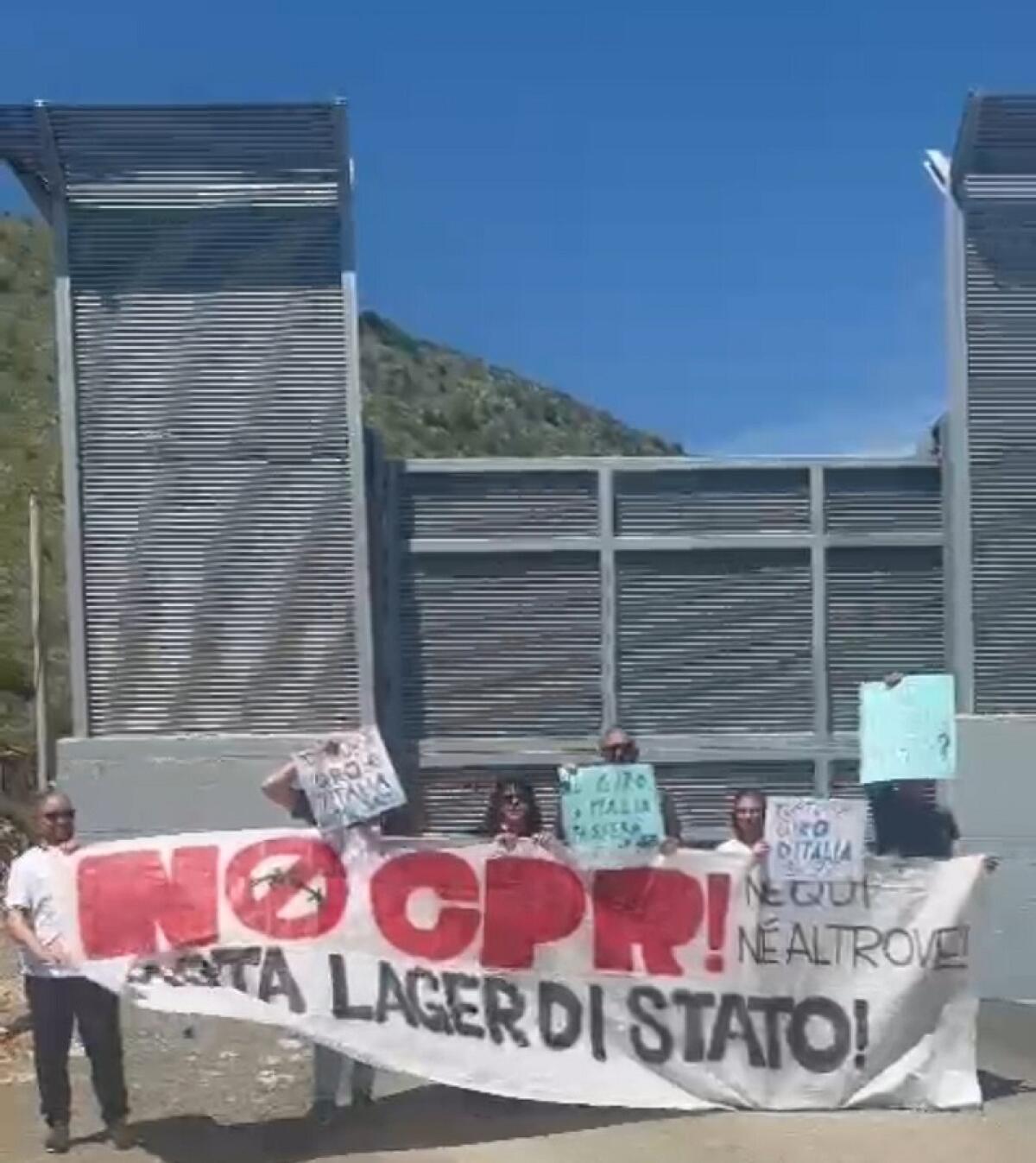 Giro d’Italia parte da Durazzo | L’accusa di propaganda neocoloniale che svela un drammatico scambio di favori! -