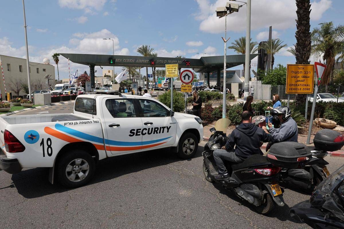 Israele intercetta missile Houthi su aeroporto di Tel Aviv, stop voli Ita-Lufthansa -
