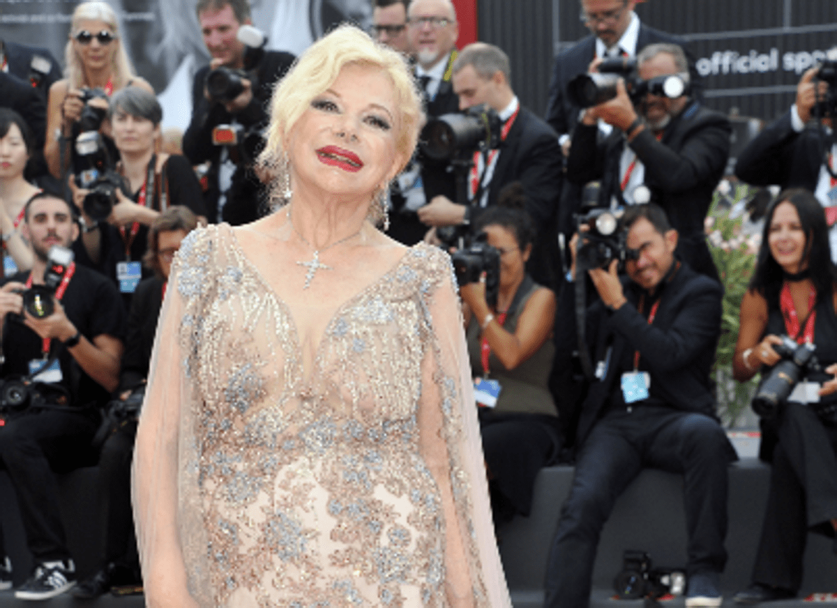 Sandra Milo, vandalizzata la tomba. La figlia Azzurra: "Un giorno anche tu finirai sotto terra..." - 