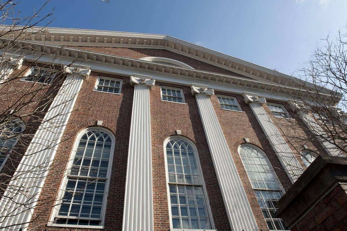 Usa, governo pronto ad annullare tutti i contratti federali con Harvard. E l'ateneo risponde a Trump - 