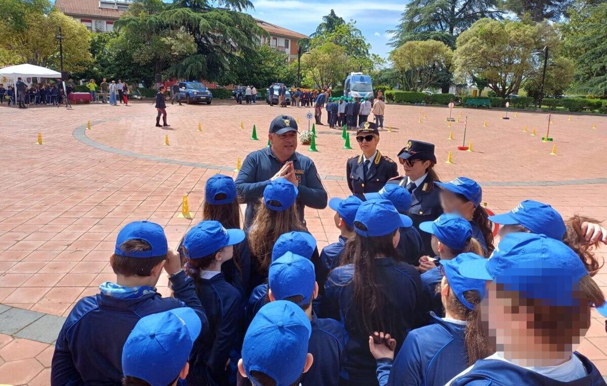 Polizia di Catania insegna ai bambini i segreti della sicurezza stradale | Scopri perché il rispetto delle regole inizia dai più piccoli!