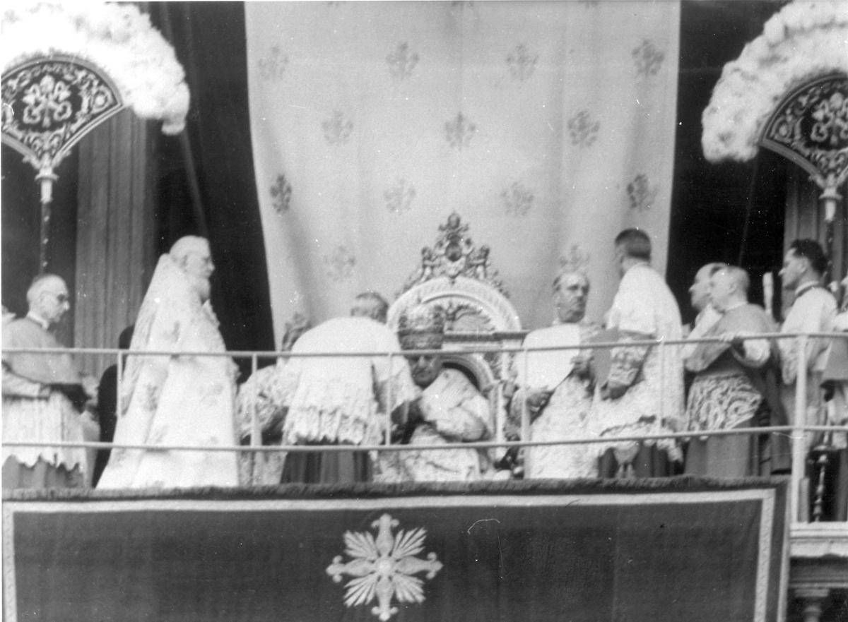 Cos'è l'intronizzazione del Papa, storia di una sacra incoronazione - 