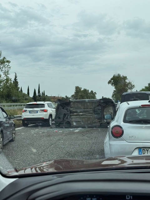Incidente stradale sull'Autostrada: auto su una fiancata