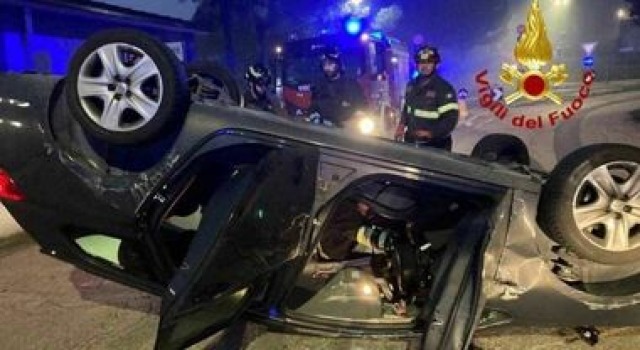 Auto ribaltata: 4 feriti e una vittima nell'incidente mortale