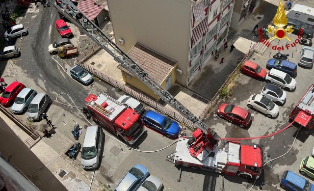 Incendio Librino: Vigili del Fuoco salvano donna e bambino