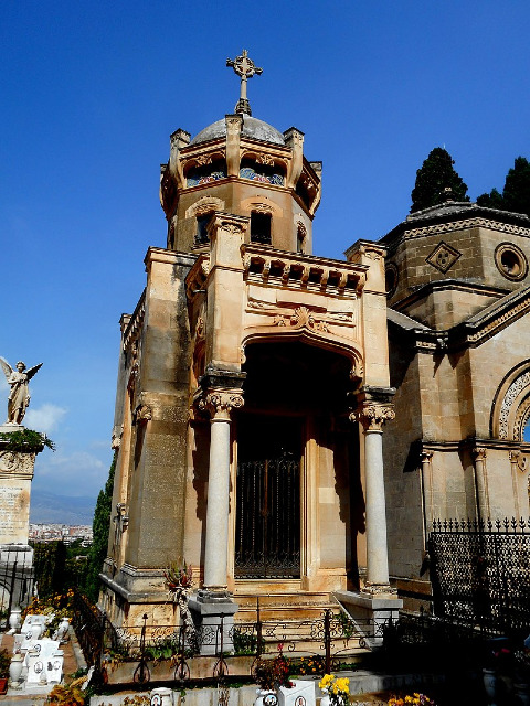 Quello che accade qui sorprende anche gli esperti | Il cimitero dei nobili di Palermo tra misteri e leggende