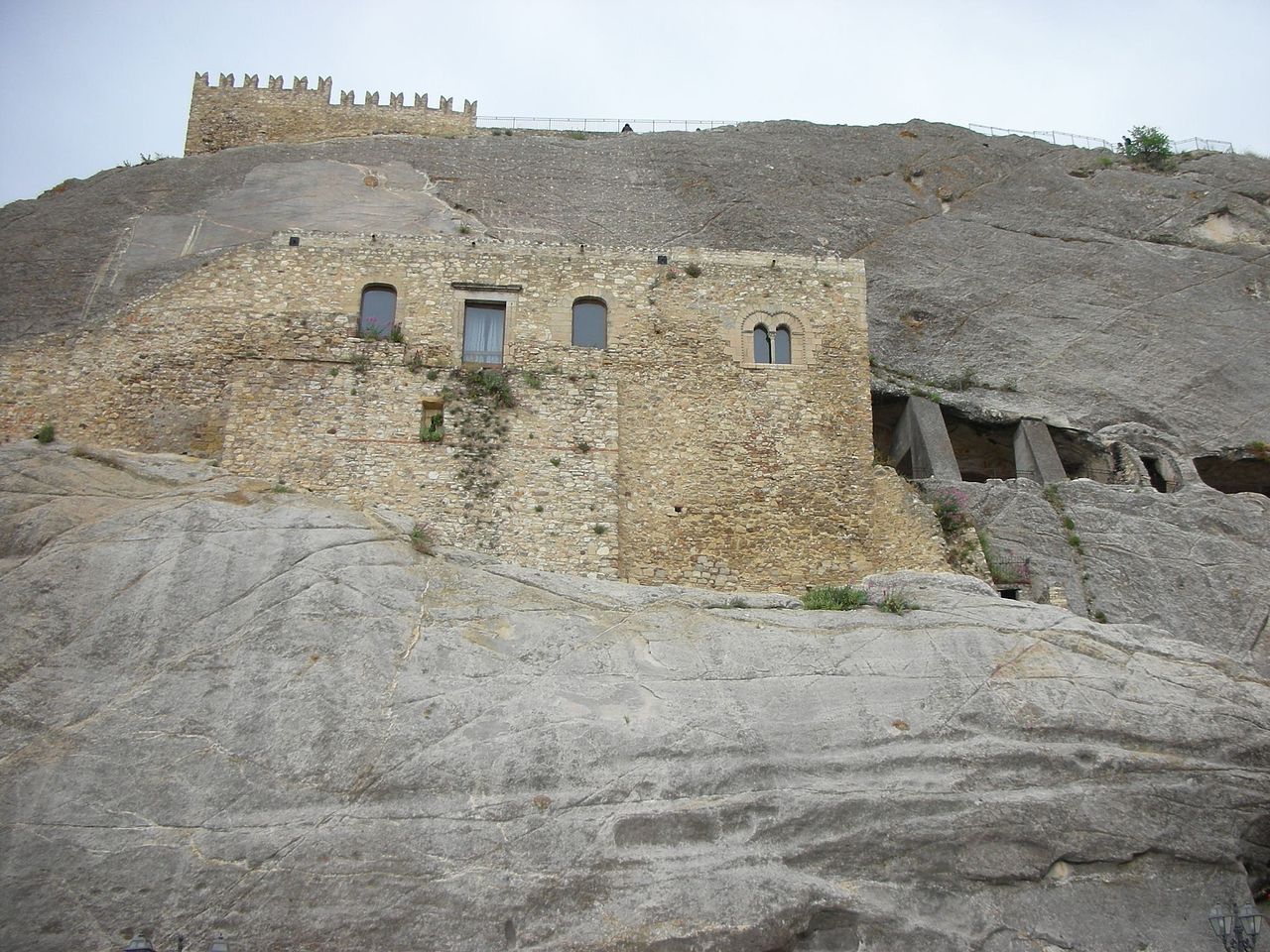 Castello incastonato nella roccia