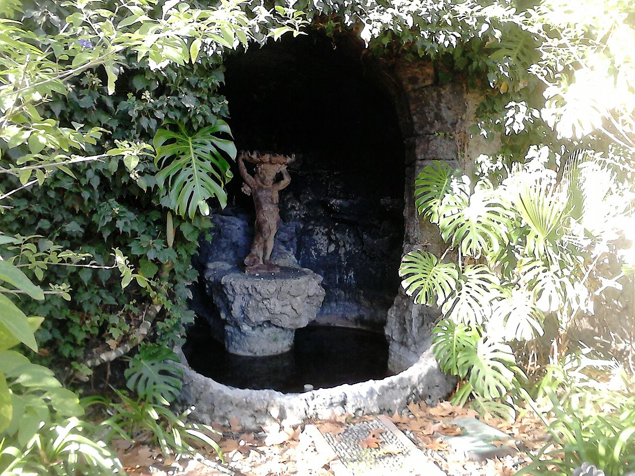 Grotticella con statua