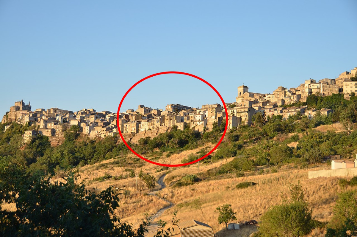 Un paese nascosto in Sicilia con panorami mozzafiato | È stato eletto borgo dei borghi nel 2018 - Foto: Filippo Piazza/Wikipedia