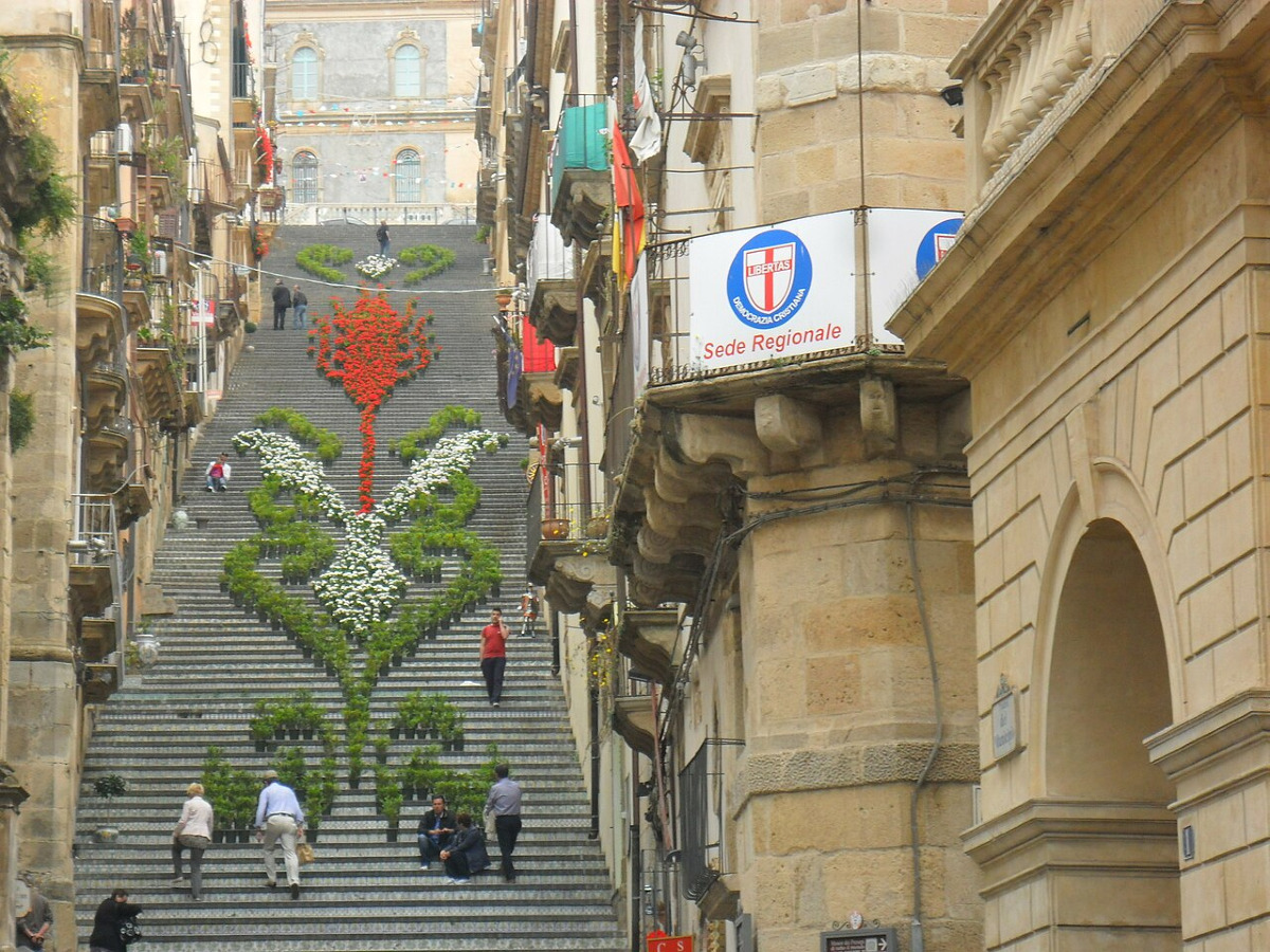 La scalinata che ha conquistato la Sicilia | Conta 142 gradini e fa impazzire i turisti da tutto il mondo - Foto: Giulia Pappa/Wikipedia
