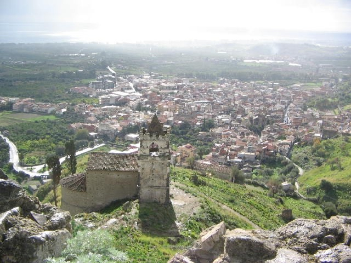 Un'imponenza che nessuno può ignorare | Il Castello Normanno di Calatabiano e la sua incredibile storia sospesa - Foto: Akela/Wikipedia